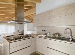 CUISINE SUR MESURES VERNIS BRILLANT BLANC AVEC SON PLAN DE TRAVAIL TON BOIS  - Aménagement intérieur Caen